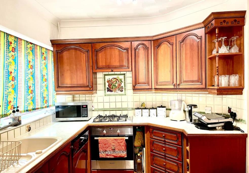 Stunning 1 Bedroom And Double Sofa Bed Near Train Station Southampton Kültér fotó